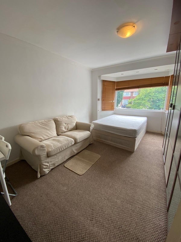 Room Whitton Avenue East in Greater London