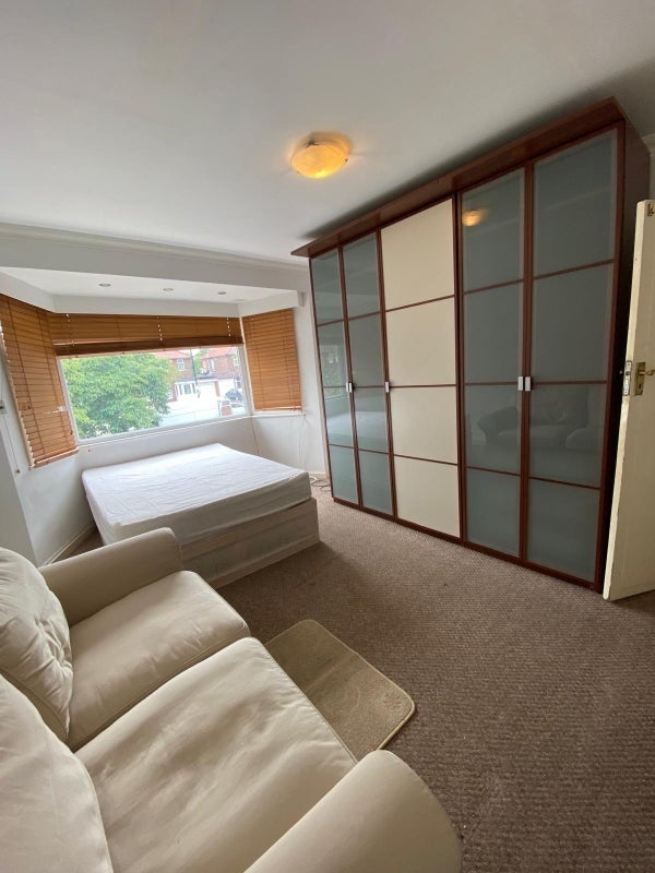 Room Whitton Avenue East in Greater London