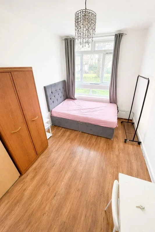 Room Ravenscroft Street in Greater London