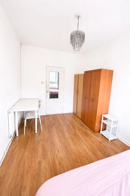 Room Ravenscroft Street in Greater London