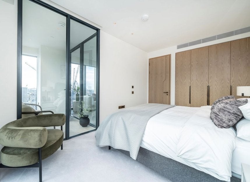 Flat Carnation Way in Greater London