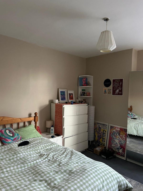 Room 1st Avenue in Greater London