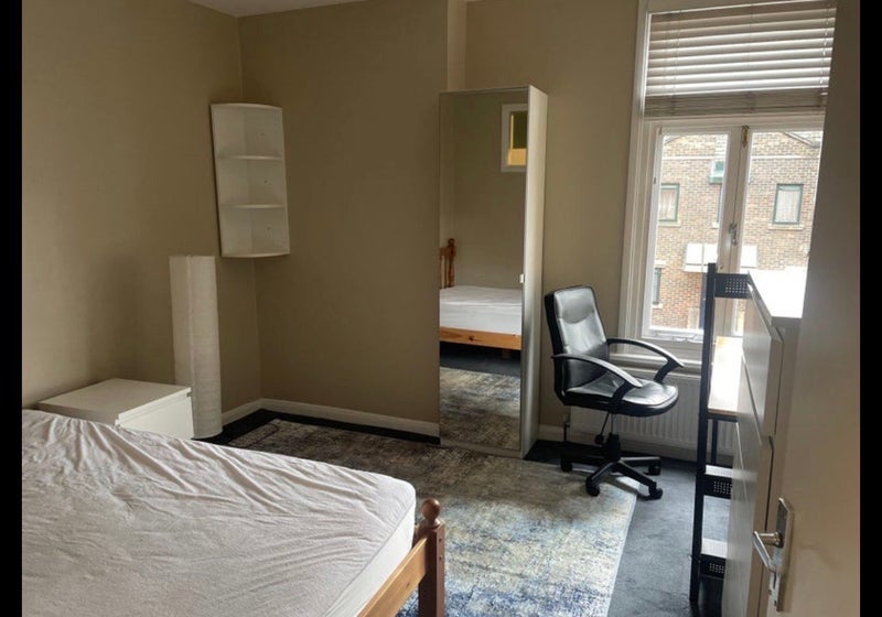Room 1st Avenue in Greater London