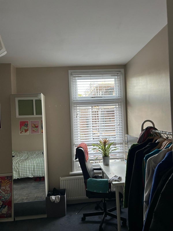 Room 1st Avenue in Greater London