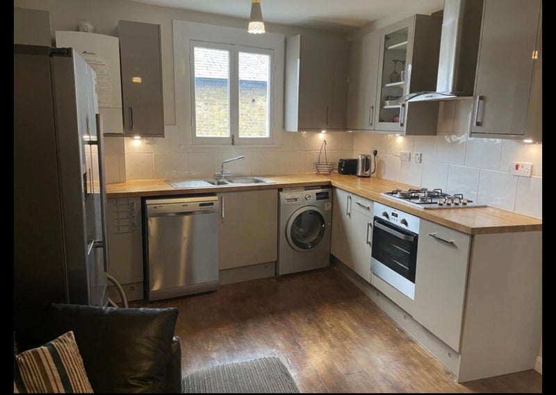 Room 1st Avenue in Greater London