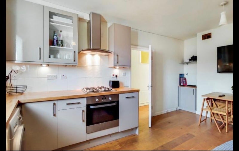 Room 1st Avenue in Greater London