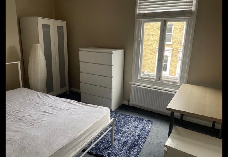 Room 1st Avenue in Greater London