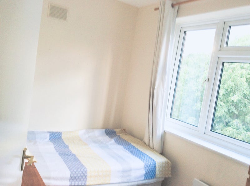 Flat Garratt Lane in Greater London