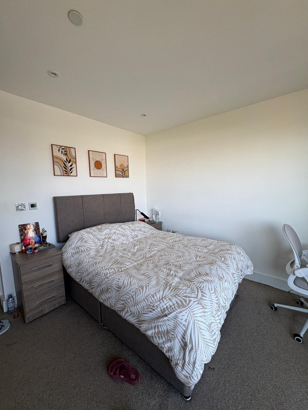 Room Leven Road in Greater London