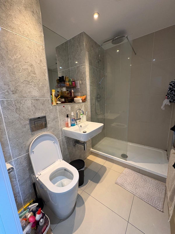 Room Leven Road in Greater London