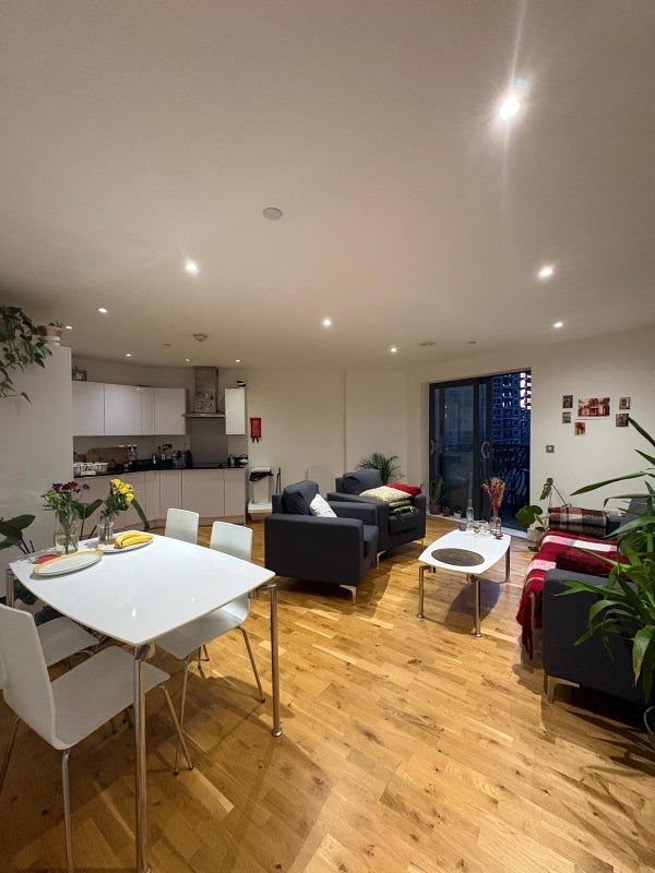 Room Leven Road in Greater London