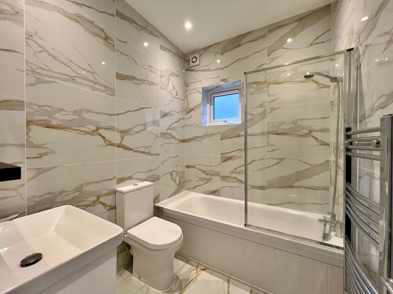 Room Shrewsbury Lane in Greater London