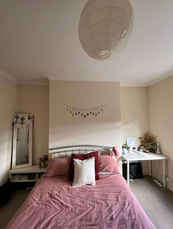 Room Mercers Road in Greater London