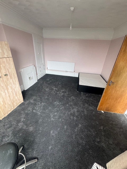 Room Russell Rise in Luton