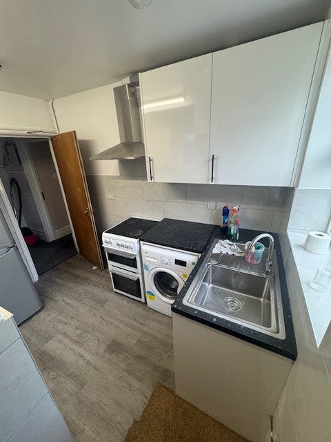 Room Russell Rise in Luton
