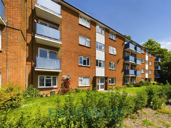 Flat Hythe Close in Tunbridge Wells