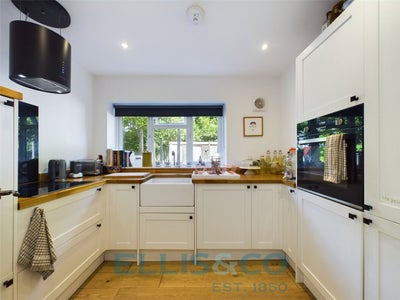 Flat Hythe Close in Tunbridge Wells