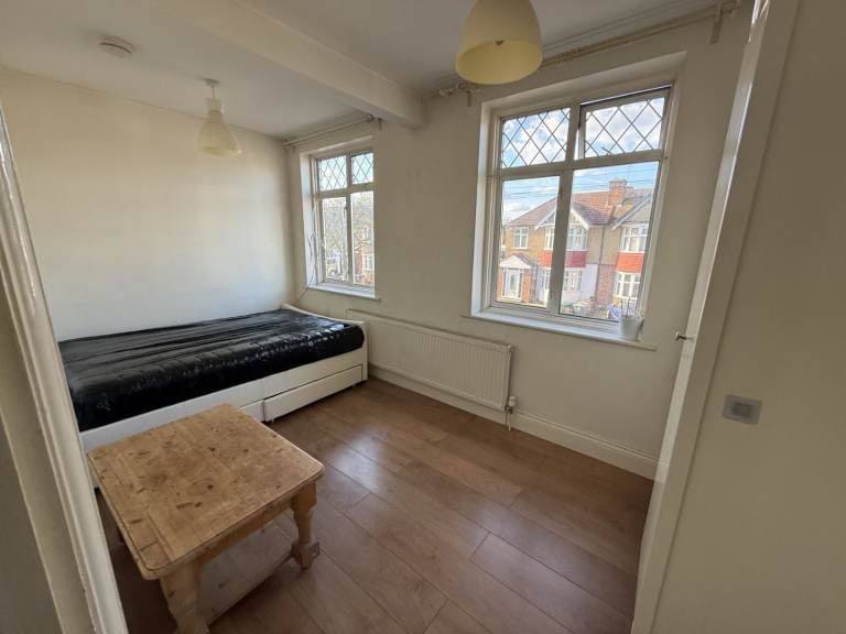Room Boxmoor Road in Greater London