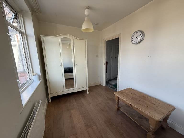 Room Boxmoor Road in Greater London