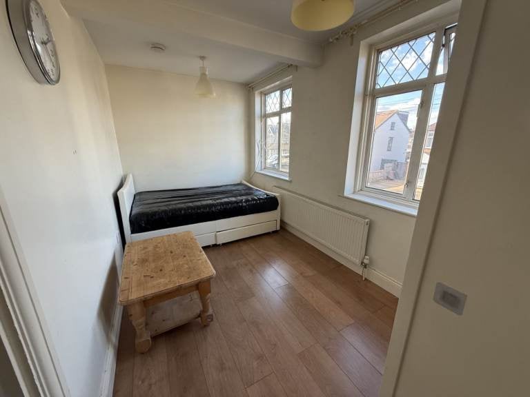 Room Boxmoor Road in Greater London