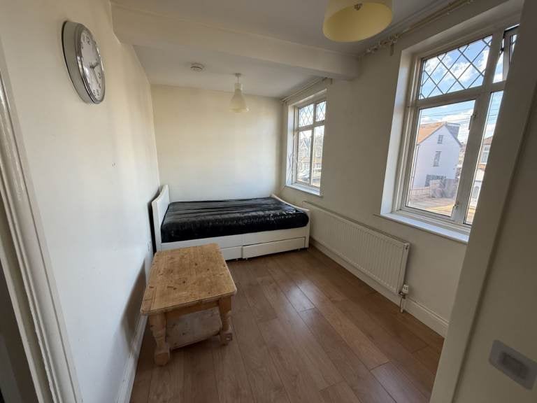 Room Boxmoor Road in Greater London
