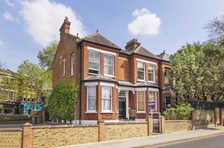 Flat Sandycombe Road in Greater London