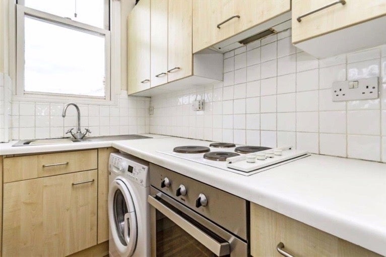 Flat Sandycombe Road in Greater London