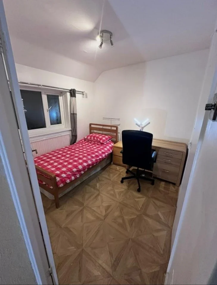 Room North Hill Drive in Greater London