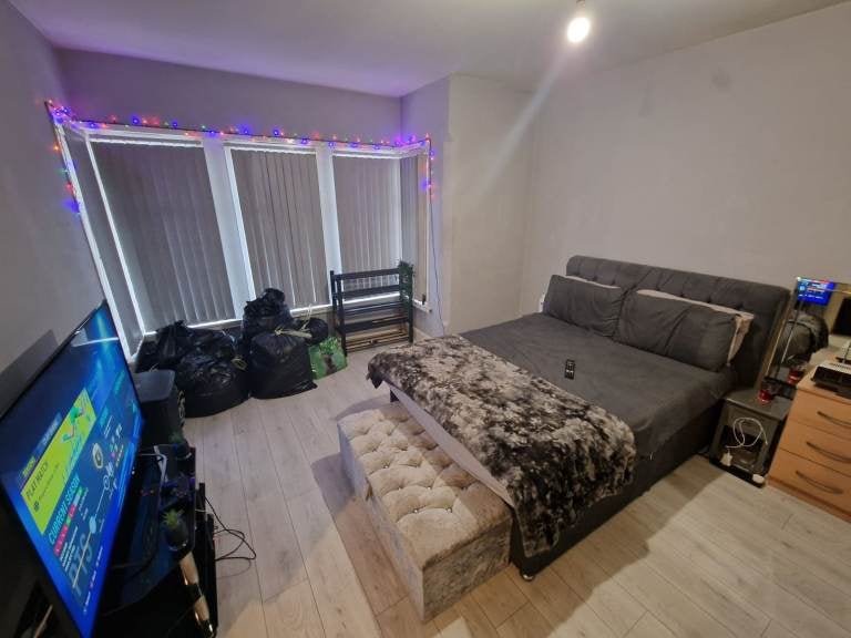 Room Biscot Road in Luton
