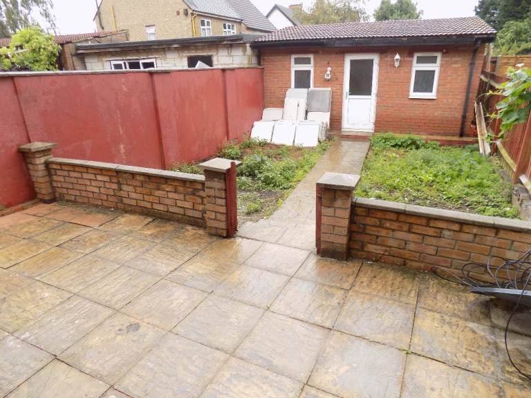 Room Biscot Road in Luton