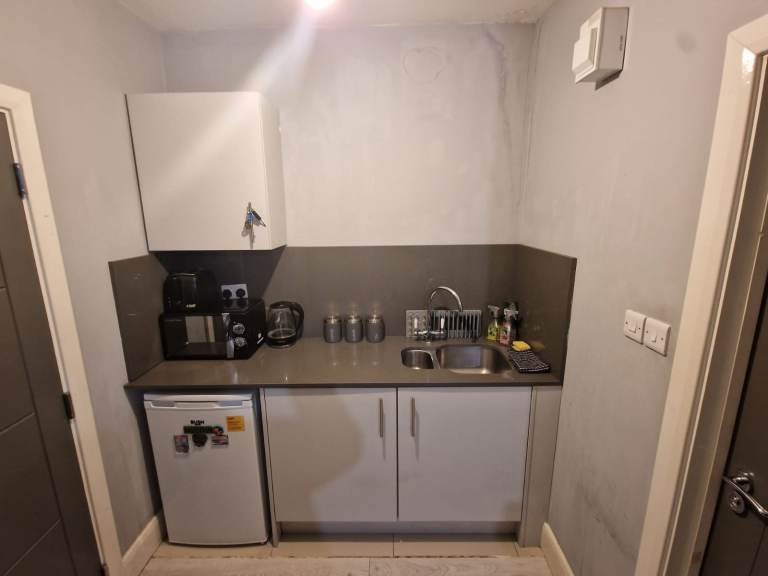 Room Biscot Road in Luton