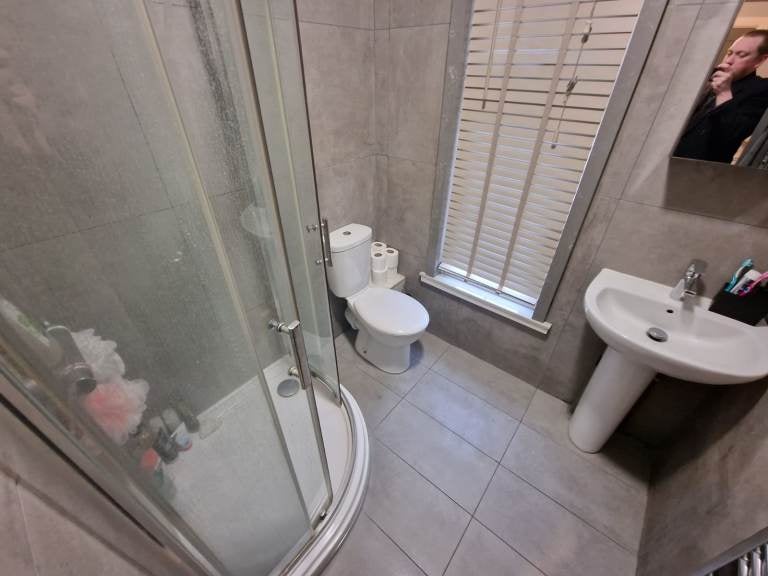 Room Biscot Road in Luton