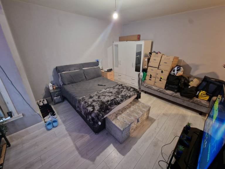 Room Biscot Road in Luton