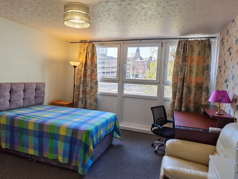 Room Dundasvale Road in Glasgow