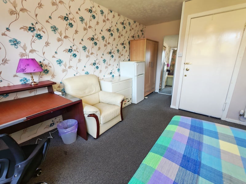 Room Dundasvale Road in Glasgow