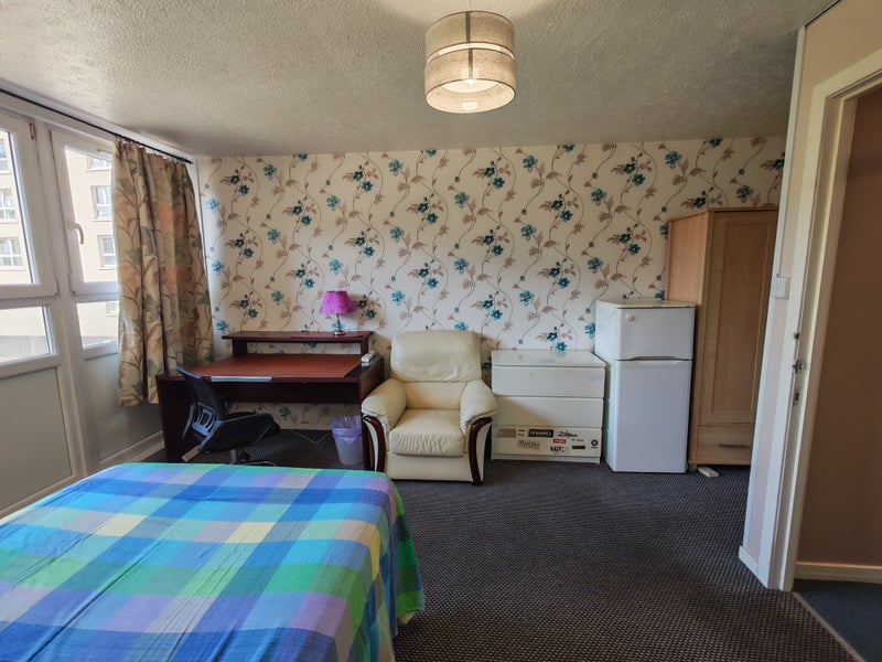 Room Dundasvale Road in Glasgow