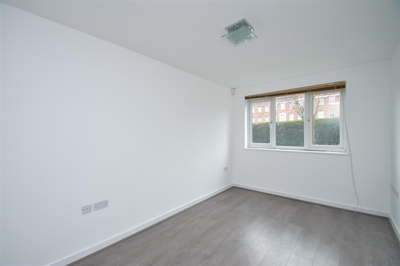 Flat Honeypot Lane in Greater London