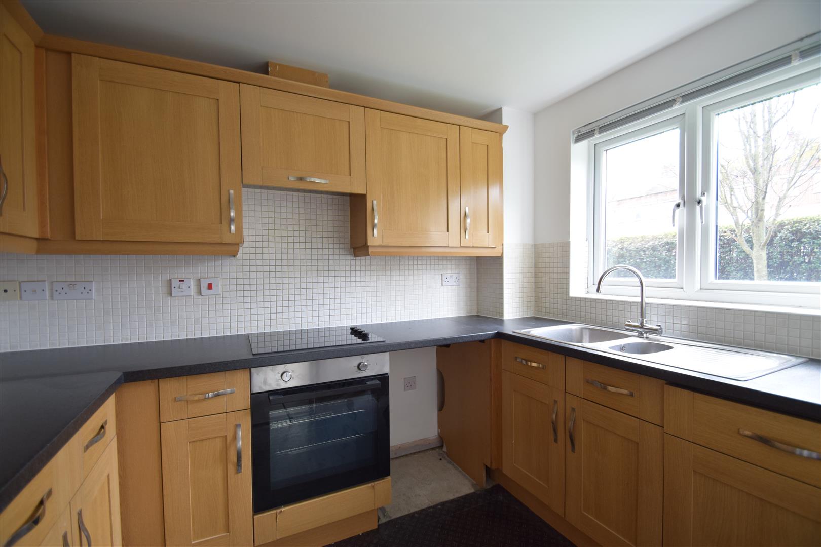 Flat Honeypot Lane in Greater London