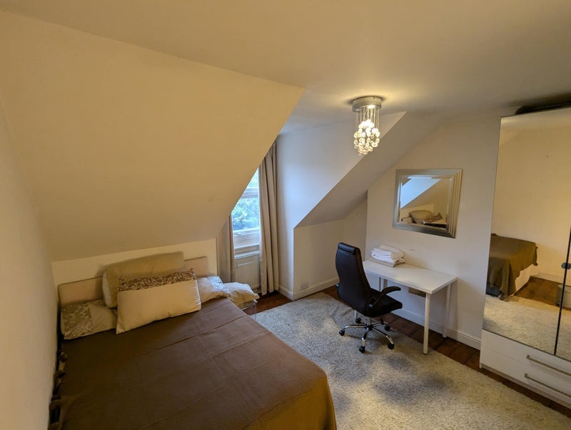 Room Silver Crescent in Greater London