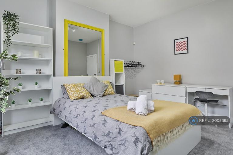 Room Spooner Road in Sheffield