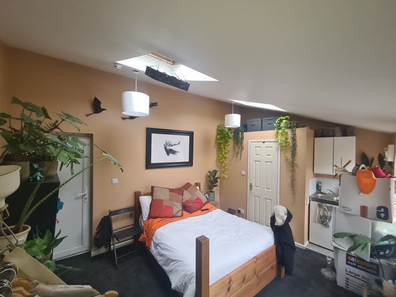 Room Fishponds Road in Bristol