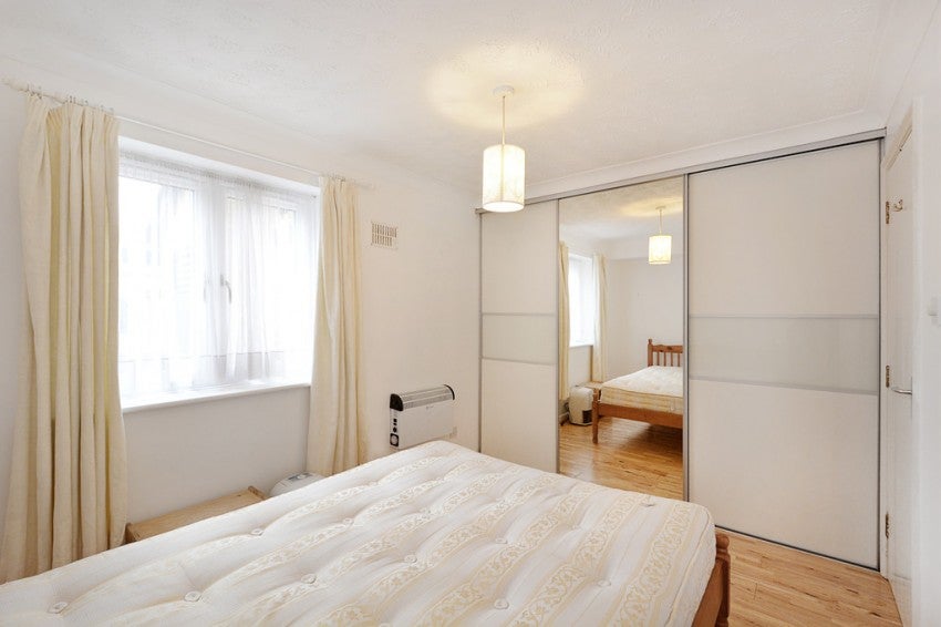 Flat Hull Close in Greater London