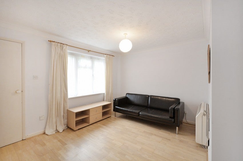 Flat Hull Close in Greater London