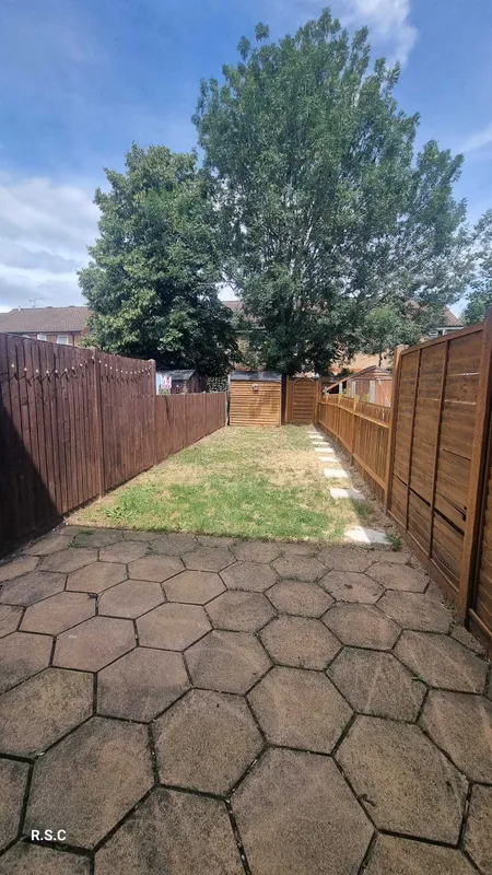 House Lowdell Close in Greater London