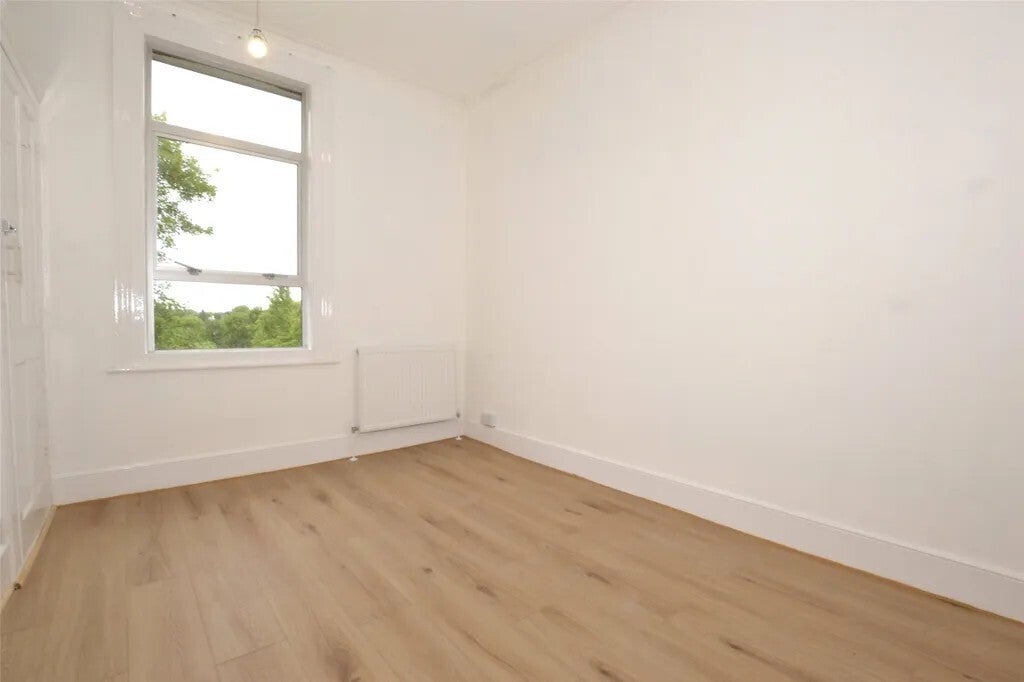 Flat Beaumont Road in Greater London