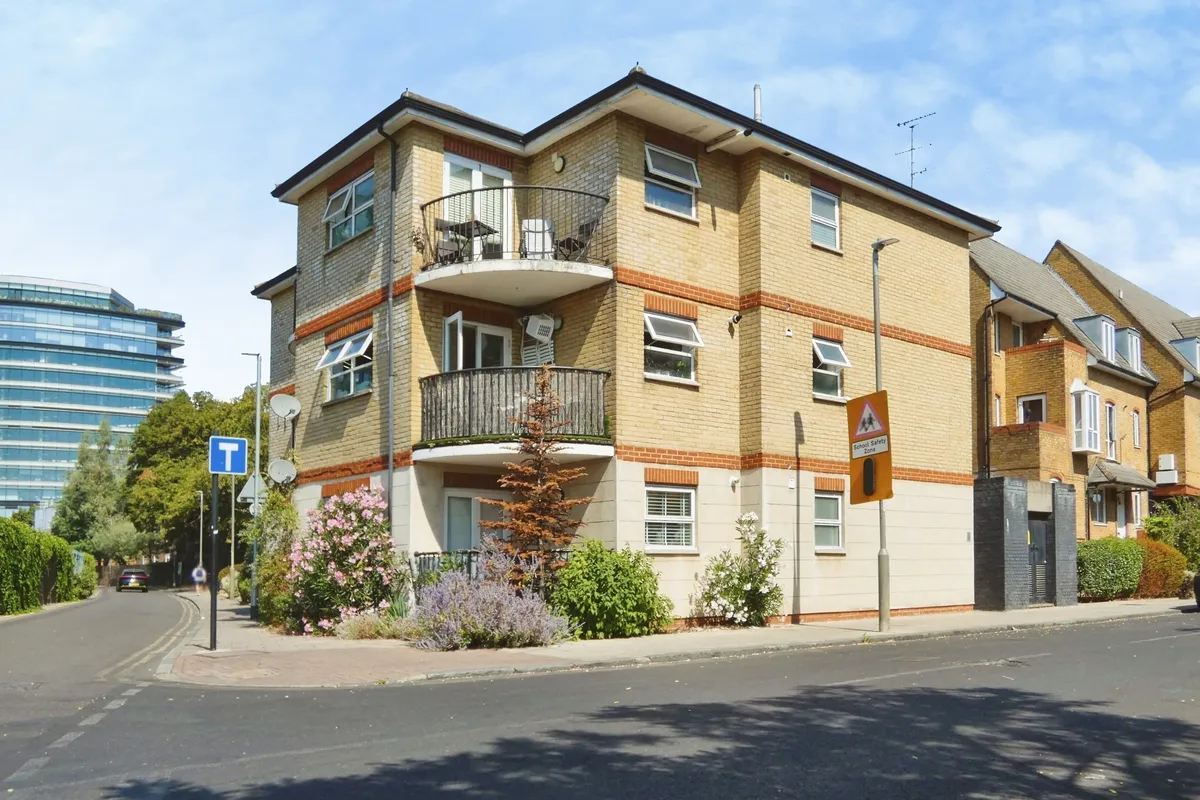 Flat Ascalon Street in Greater London