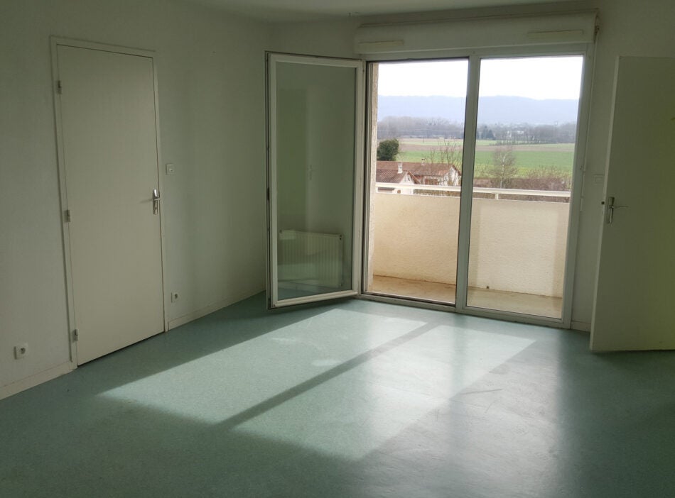 Flat Route de la Mairie in Certines
