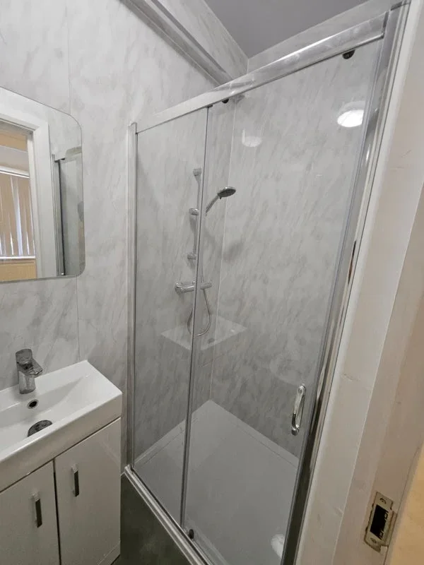 Room Manor Road in Greater London