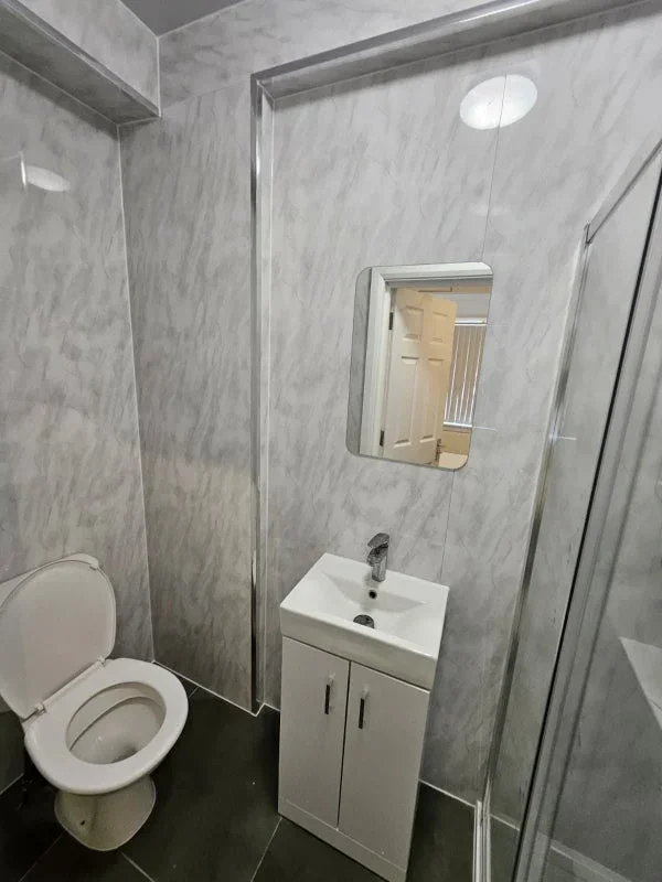 Room Manor Road in Greater London