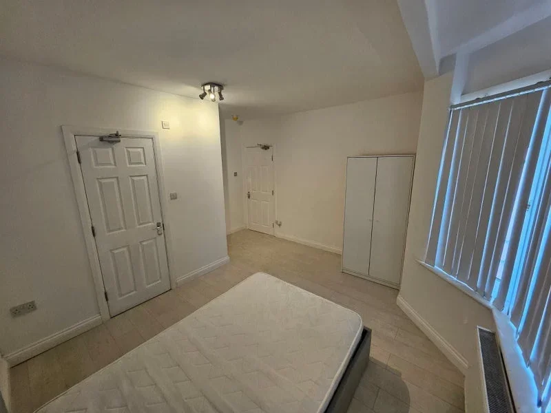 Room Manor Road in Greater London